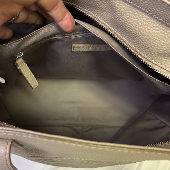 Marc Jacobs Tan Shoulder Bag with Embossed Logo - Picture 16 of 16